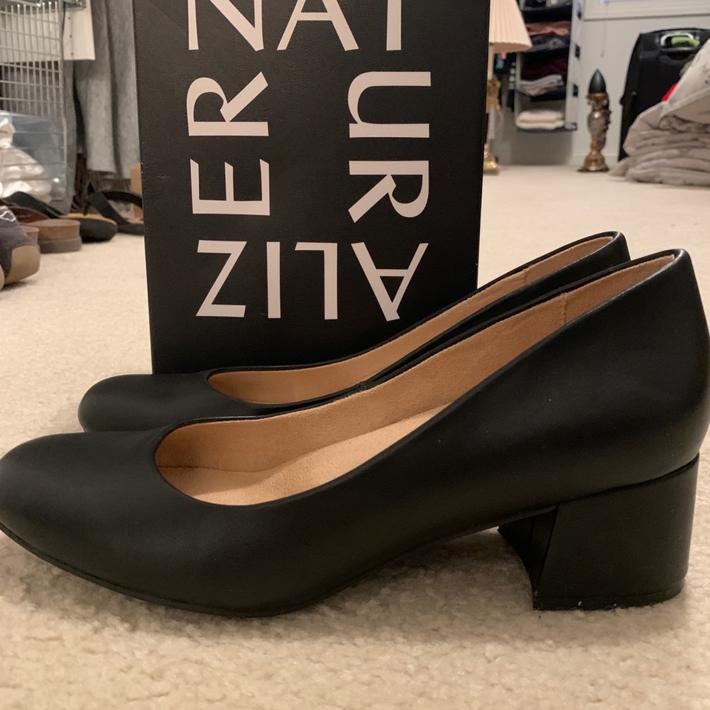 ***NEVER WORN***  Naturalizer Black Pumps